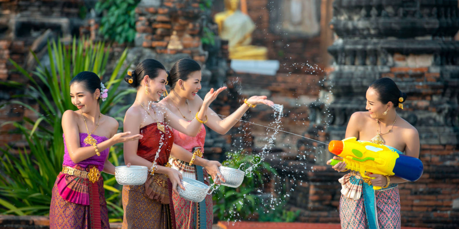 Trong lễ hội té nước Songkran, có các cuộc diễu hành truyền thống trên đường phố