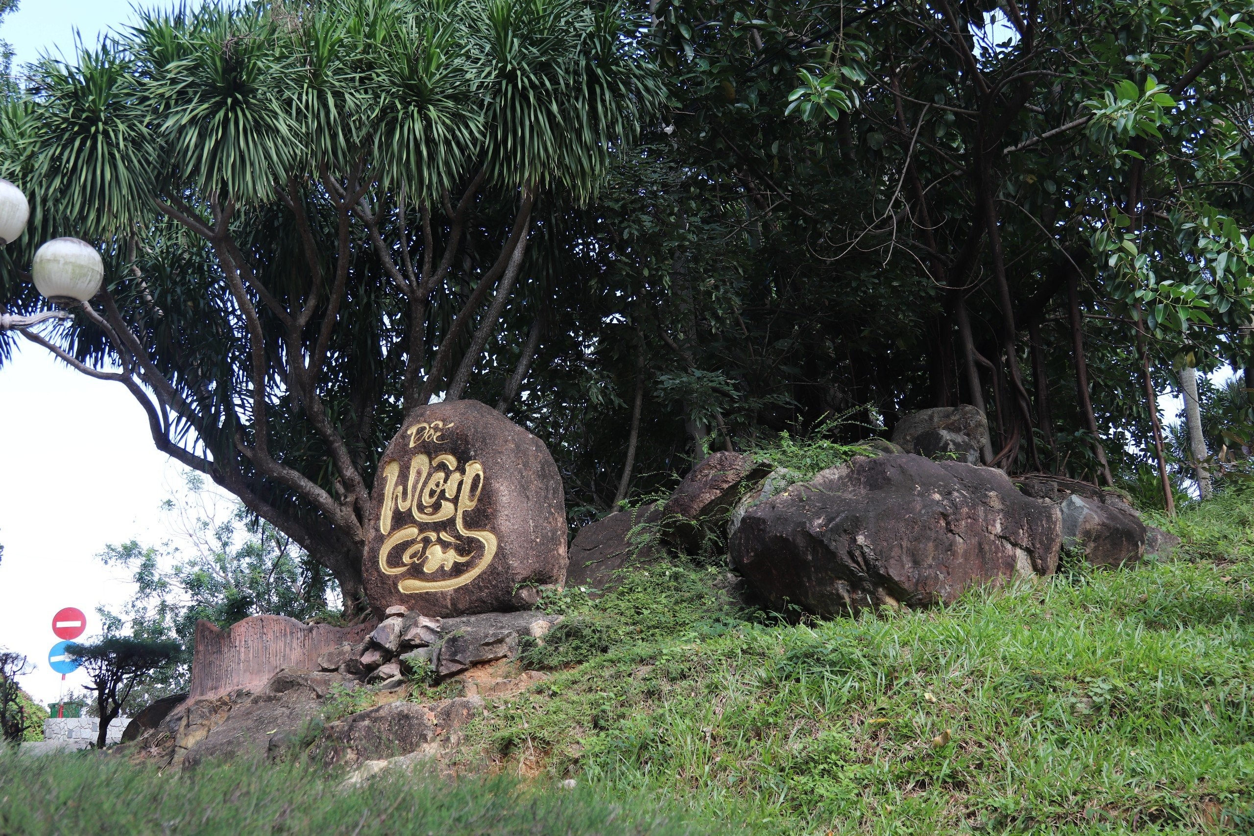 Mộ của thi sĩ Hàn Mặc Tử nằm tại đỉnh đồi Thi Nhân, một điểm đến nổi tiếng của Quy Nhơn