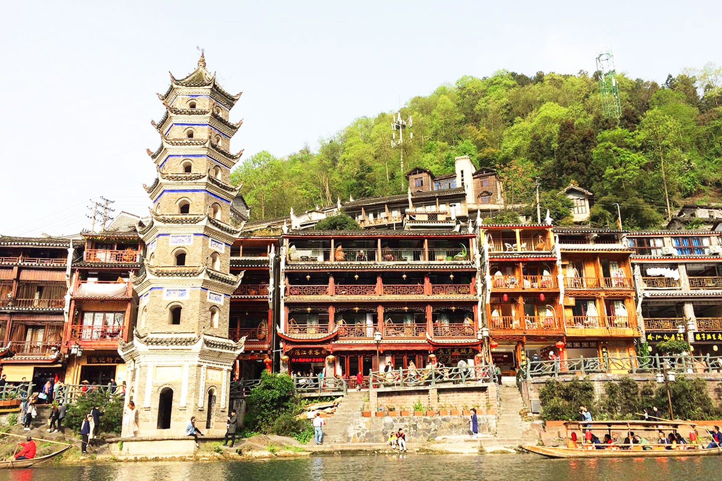 Với sự sáng tạo trong việc sử dụng gạch, đá và bê tông, mỗi tầng của tháp đều được phân biệt bằng những bức tượng Phật và bảo vật quý giá