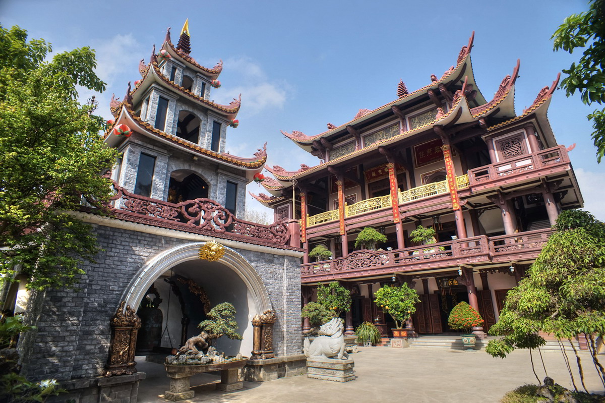 Chánh điện của chùa Thiên Hưng Quy Nhơn toát lên vẻ uy nghiêm và lộng lẫy