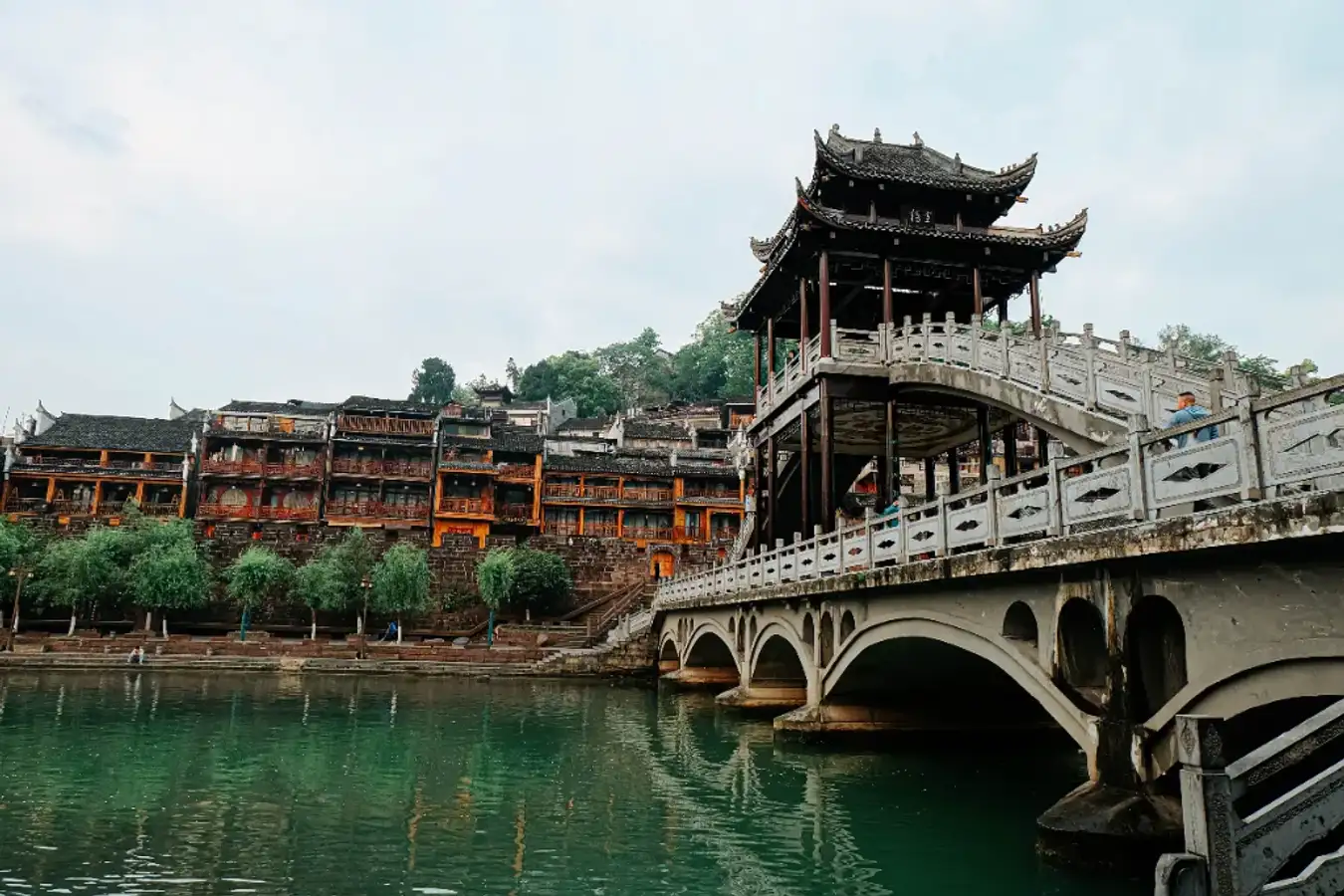 Quang cảnh hai bên bờ như một bức tranh chậm rãi được mở ra, với những ngôi nhà cổ kính, những cây cầu nổi bật
