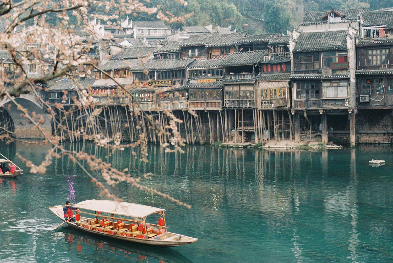 Sông Đà Giang Phượng Hoàng cổ trấn, một dải nước êm đềm, hữu tình như là một tấm lụa xanh
