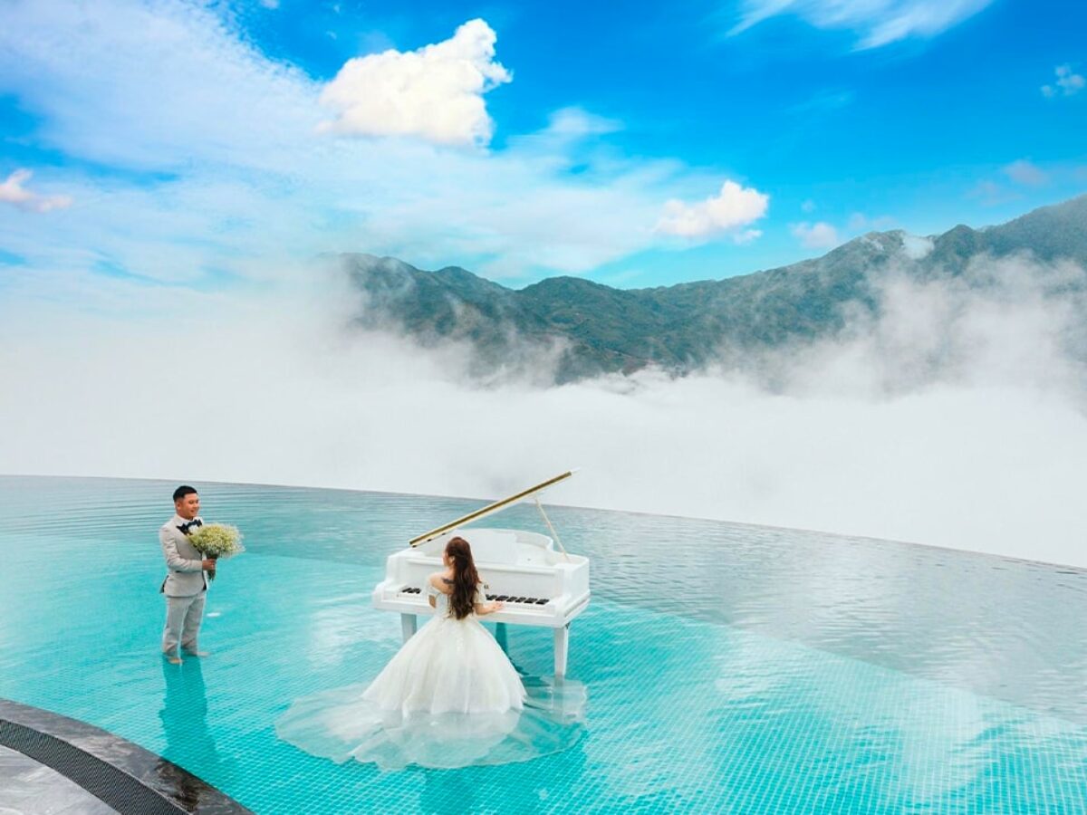 Nằm ở chiếc piano trắng đặt giữa hồ lấy ý tưởng từ bộ phim kinh điển "Hạ Cánh Nơi Anh"
