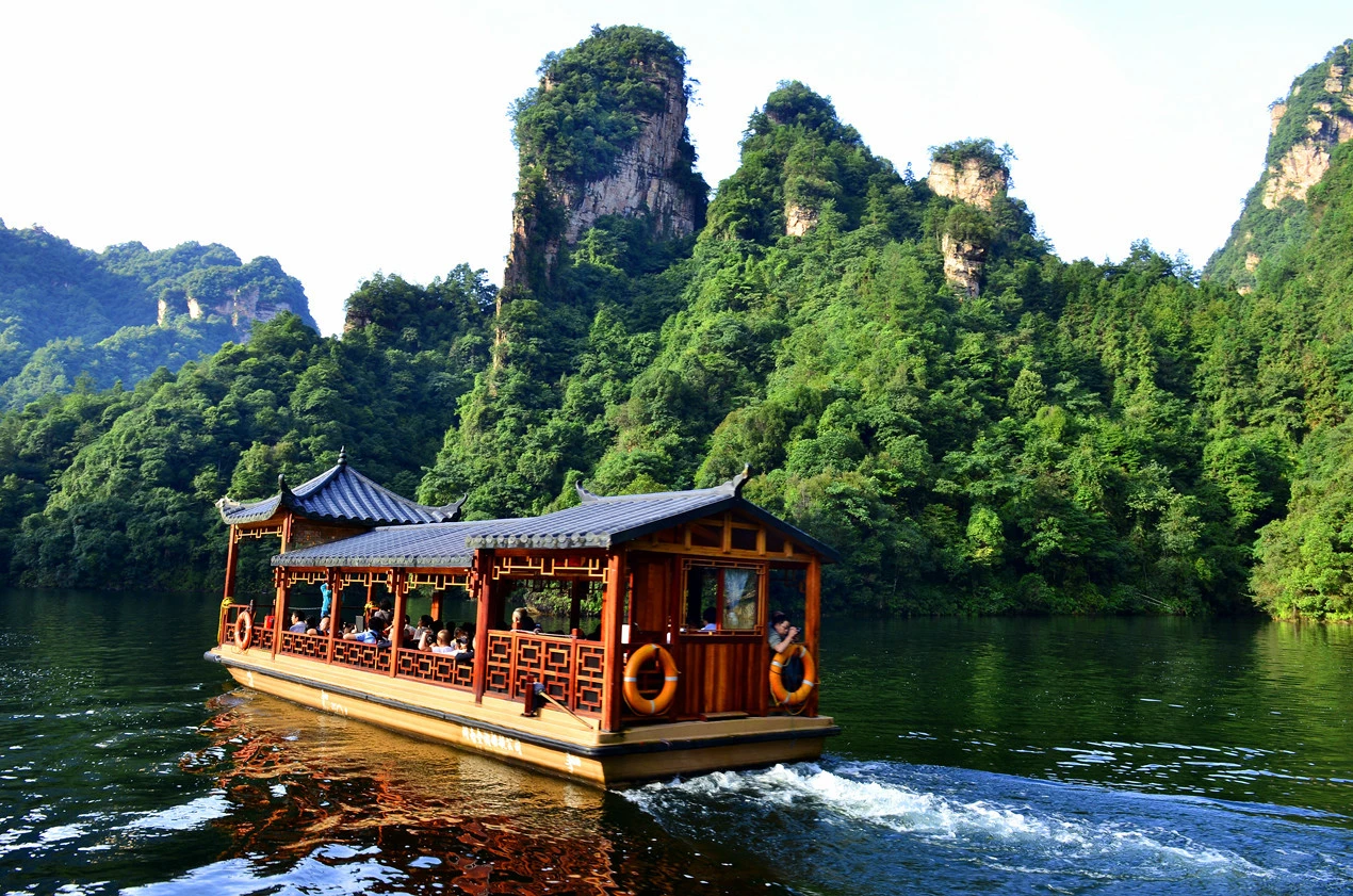 Du khách có cơ hội nghe những giọng hát đặc sắc biểu diễn những ca khúc đậm chất văn hóa Thổ Gia.