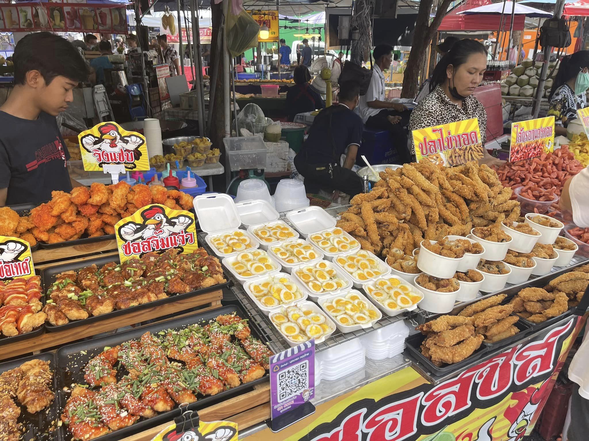 Nếu bạn ở Bangkok thì muốn đến Chatuchak nên đón xe điện trên không (SkyTrain)