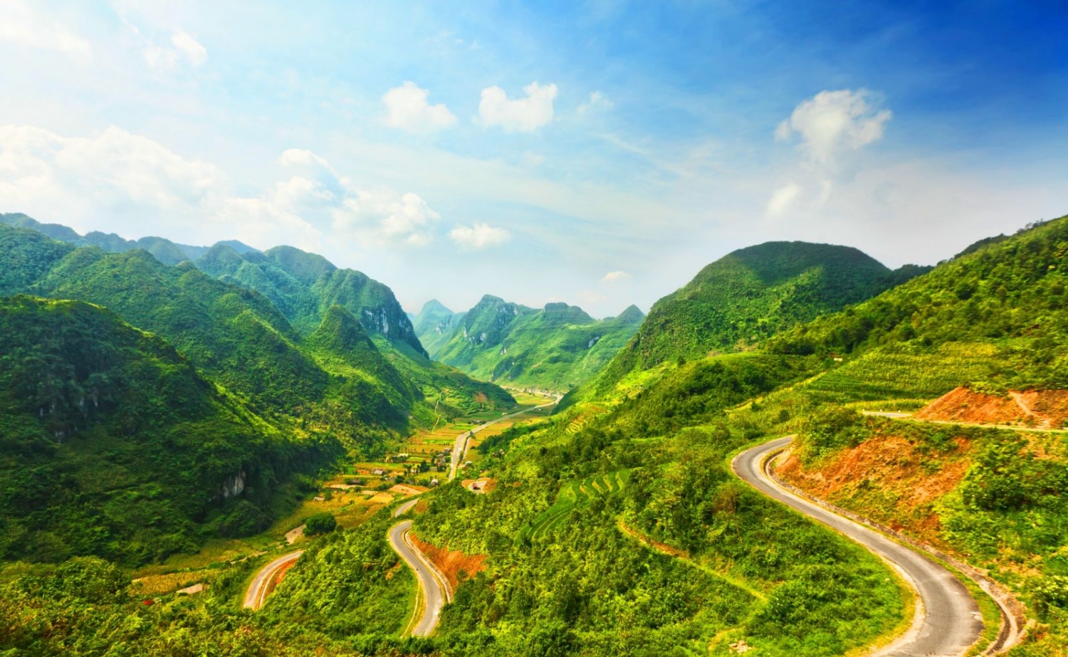 Đèo Mã Pì Lèng được coi là một trong những con đường đèo đáng sợ nhất trong vùng núi Bắc Việt Nam
