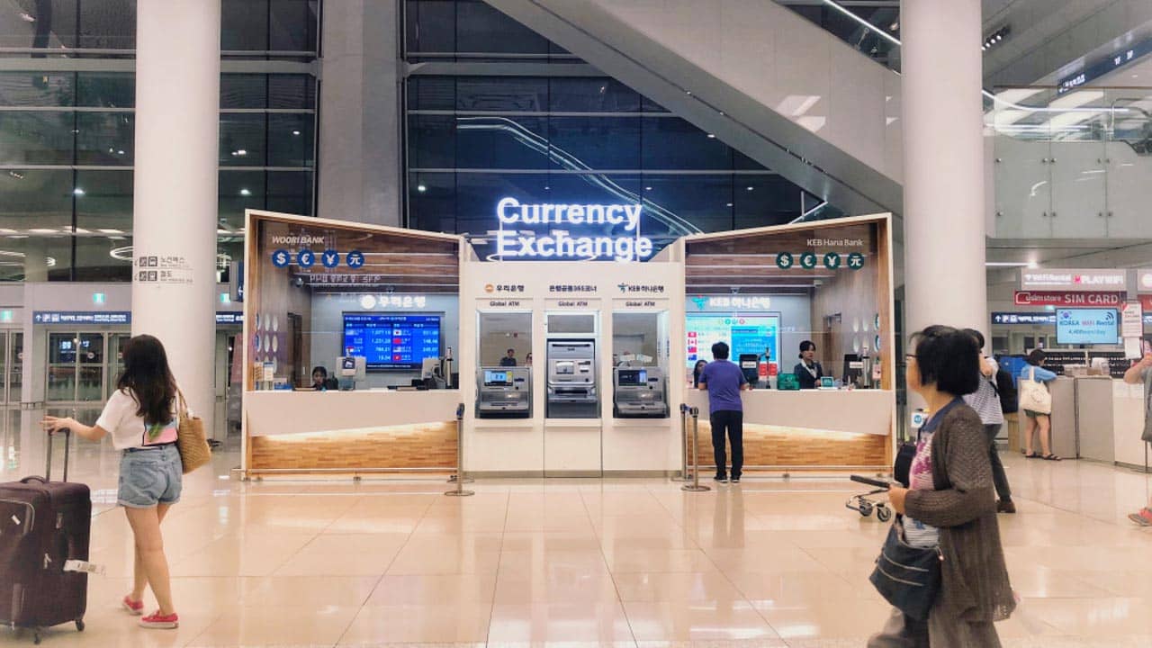 Khá nhiều người đổi tiền ở quầy sân bay dù tỷ giá cao hơn nhưng tiện lợi hơn