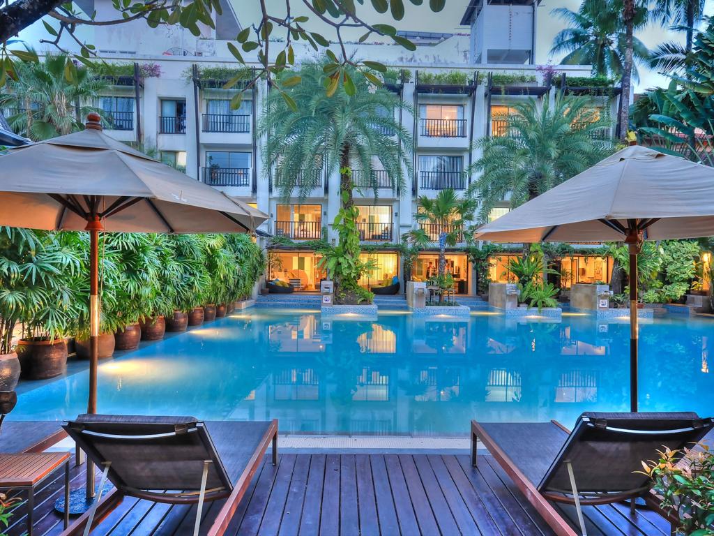 Nằm trong vòng 450 mét từ Starbucks Patong Beach, Burasari Phuket Hotel yên tĩnh cung cấp chỗ nghỉ trong trái tim của Phuket