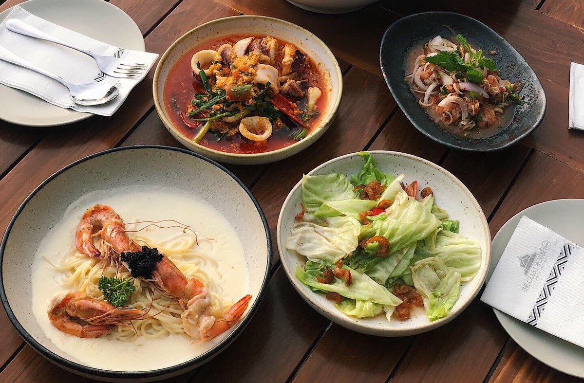 Nếu bạn muốn thưởng thức ẩm thực một cách đơn giản và gần gũi với không gian biển, bạn có thể ghé qua các gian hàng nằm gần bờ biển