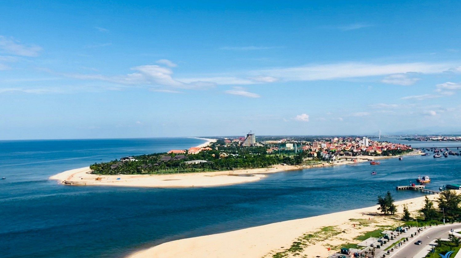 Biển Nhật Lệ như một biểu tượng thanh khiết với biển cả với màu xanh biếc vô tận
