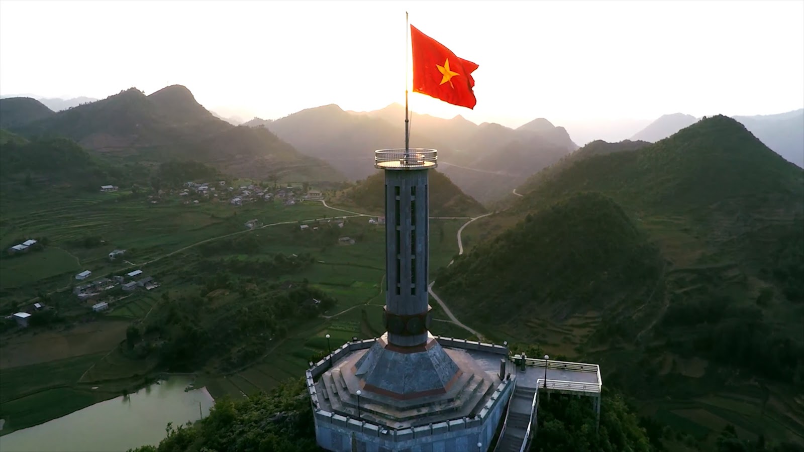 Cột cờ Lũng Pô đánh dấu biên giới quốc gia, đặc biệt là biên giới với Trung Quốc