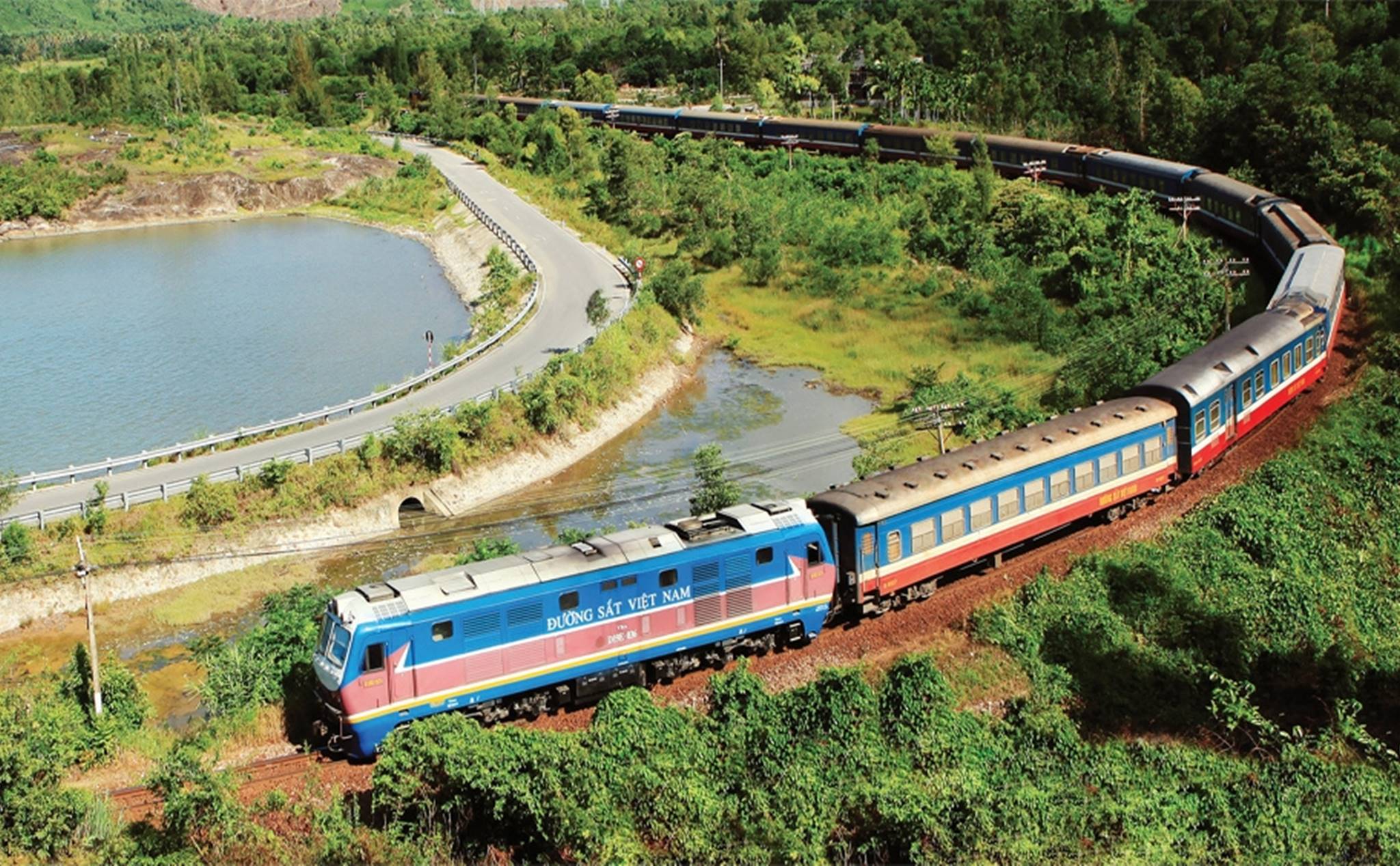 Đồng Hới có ga trên tuyến đường sắt Thống Nhất. Vì vậy bạn có nhiều lựa chọn về tàu hỏa từ các thành phố lân cận