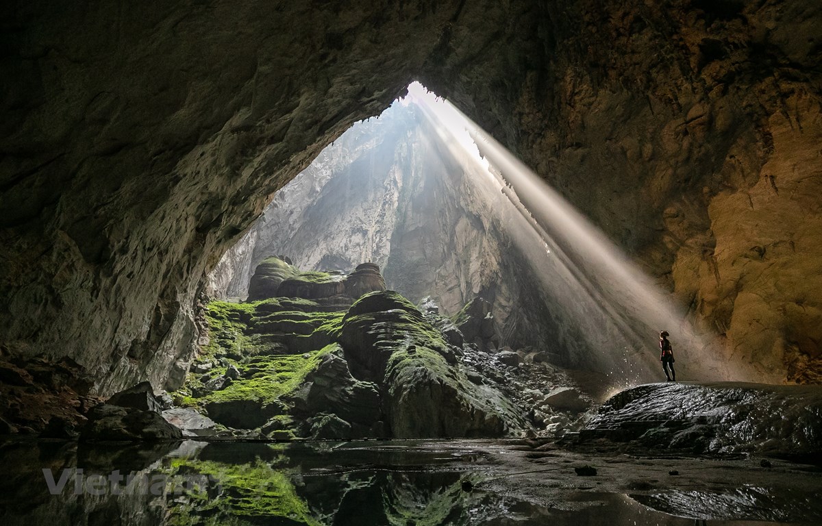 Hang Sơn Đoòng nổi tiếng với không gian kỳ ảo, hệ thống khe suối và động dơi độc đáo.