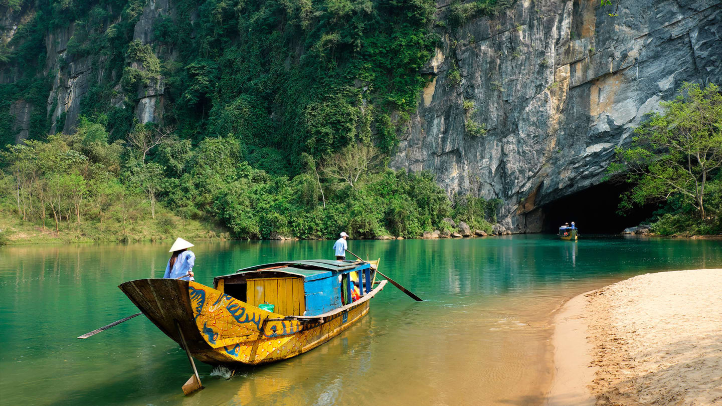 Trong những tháng cuối năm, từ tháng 9 đến tháng 1. Thời tiết có xu hướng lạnh hơn và nhiều mưa