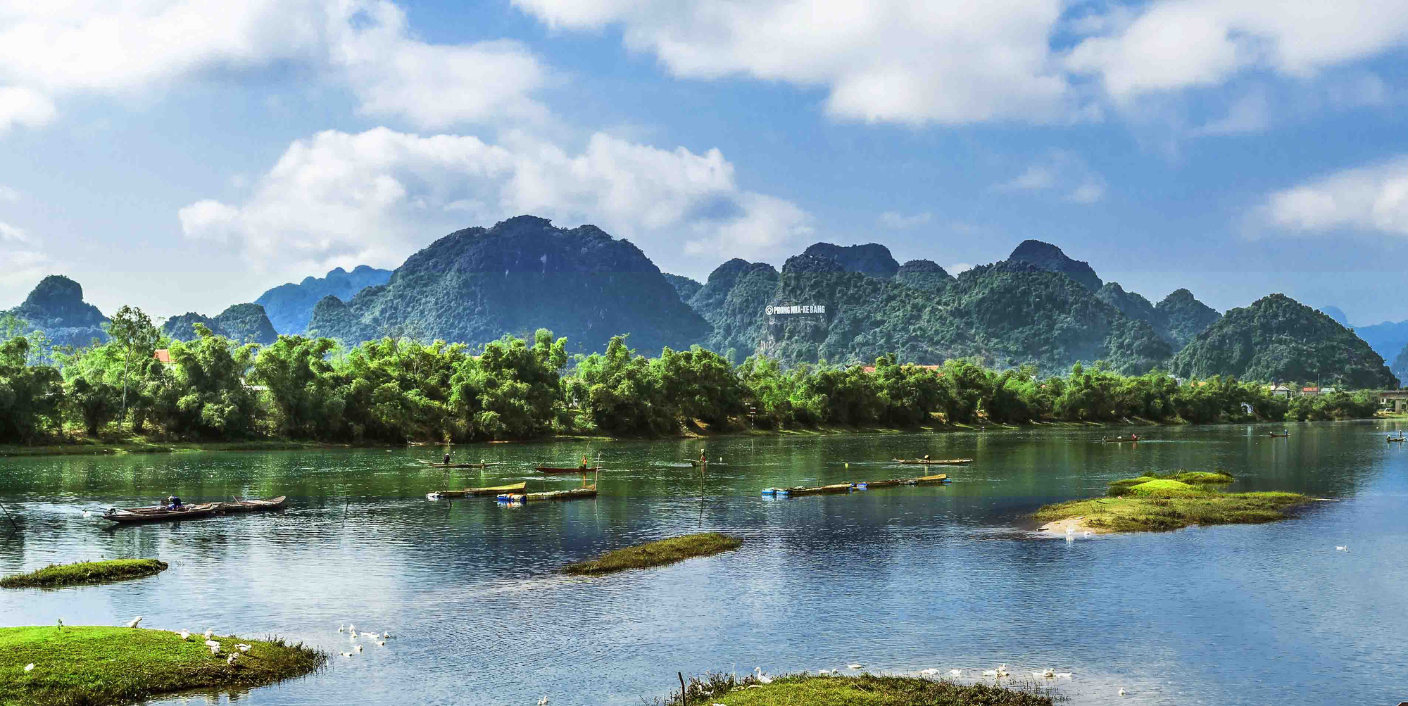 Động Phong Nha Kẻ Bàng nổi tiếng với những hệ thống hang động lớn và đẹp