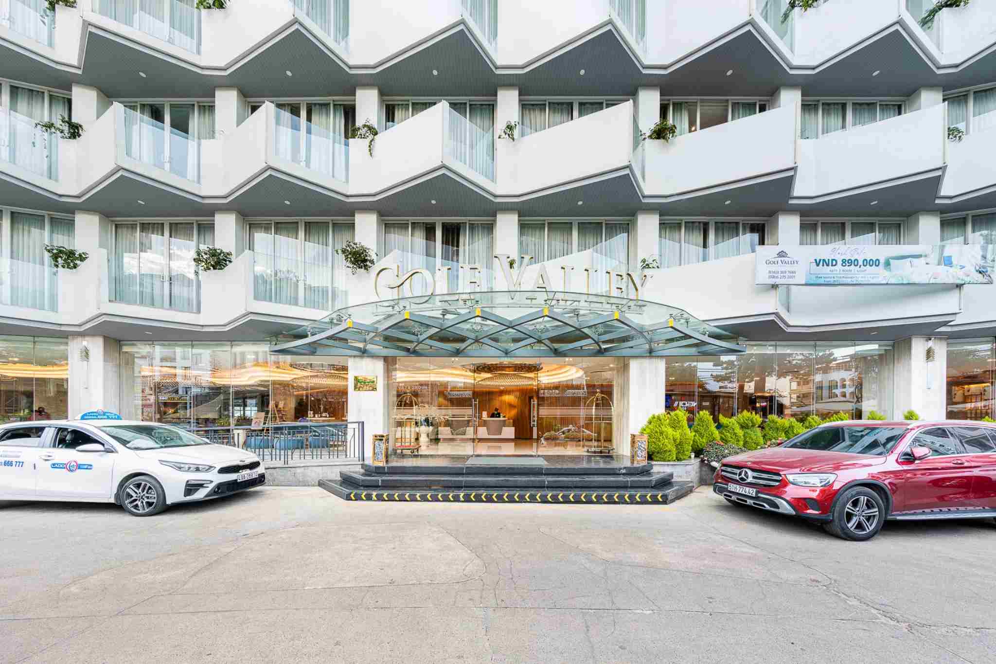 Nằm ngay tại trung tâm thành phố Đà Lạt, Golf Valley Hotel đặc biệt thu hút với tầm nhìn rộng lớn hướng ra sân golf xanh mướt