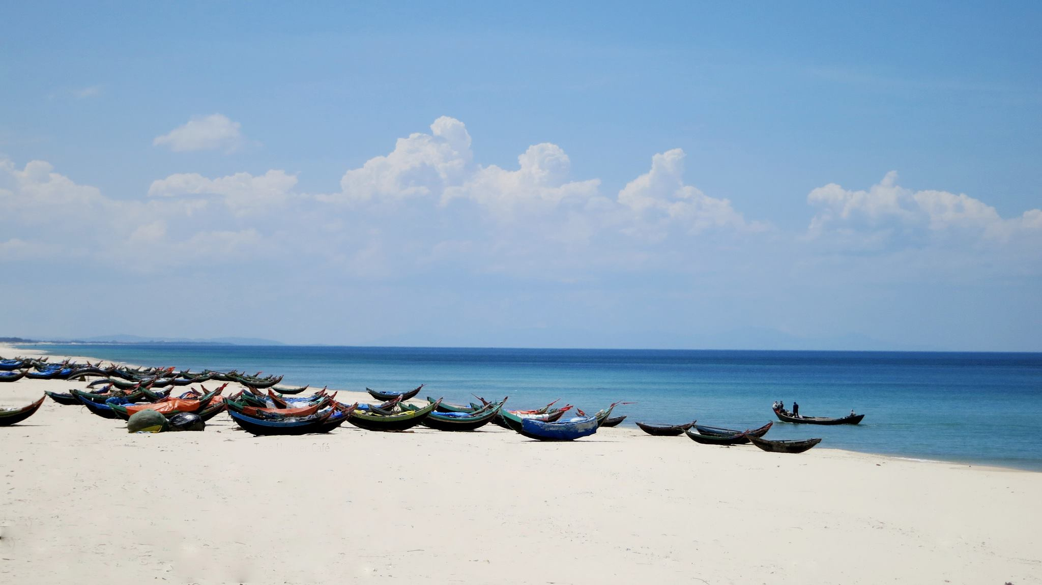 Các bãi biển đẹp ở Quảng Bình - Bãi biển Hải Ninh thể hiện sự hòa quyện giữa vẻ đẹp hoang sơ và tinh khiết của biển cả
