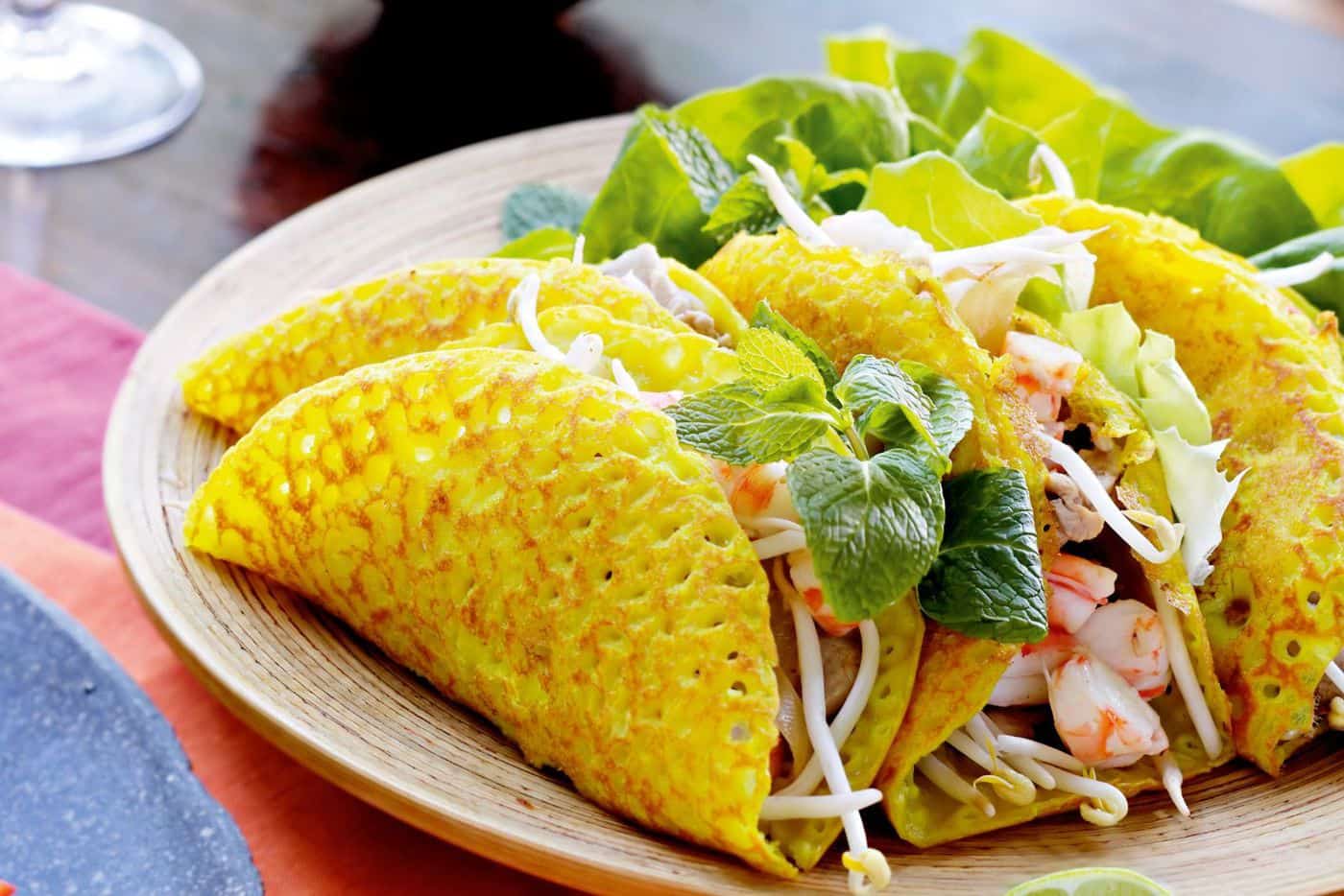Địa chỉ món ngon Quảng Bình - Nhân bánh khoái thường được làm từ các nguyên liệu phổ biến như giá đỗ, tôm và thịt