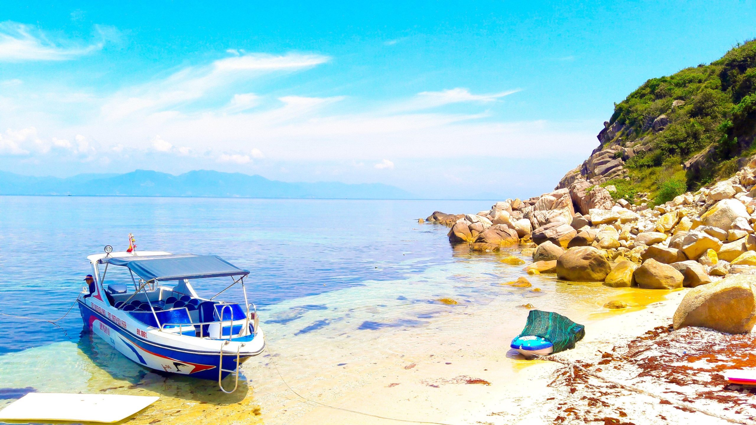 Cù Lao Xanh, hay còn được biết đến với tên gọi đảo Vân Phi, là một viên ngọc biển thuộc tỉnh Bình Định