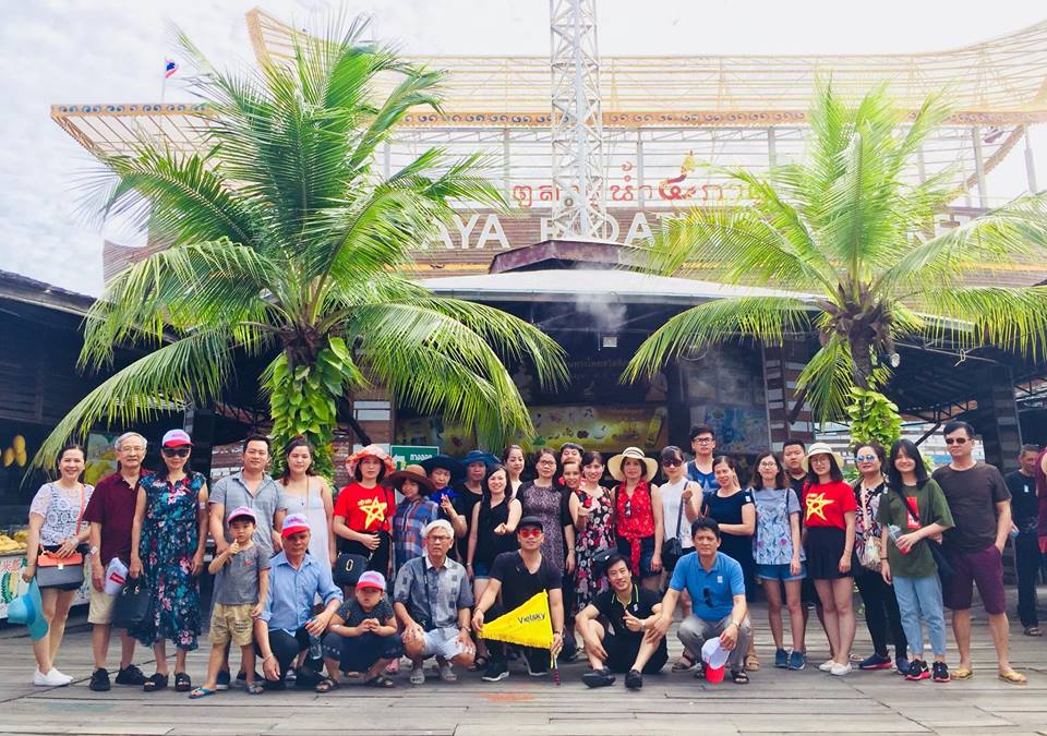 Khách hàng đi tour Bangkok Pattaya 5 ngày 4 đêm qua Vietskytourism