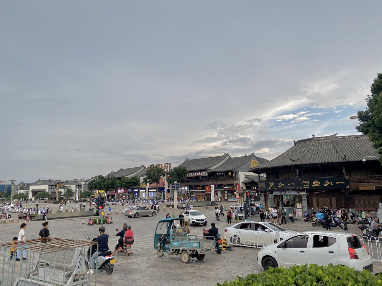 Toàn cảnh quang cảnh bên ngoài của Chu Gia Hoa Viên hiện nay.