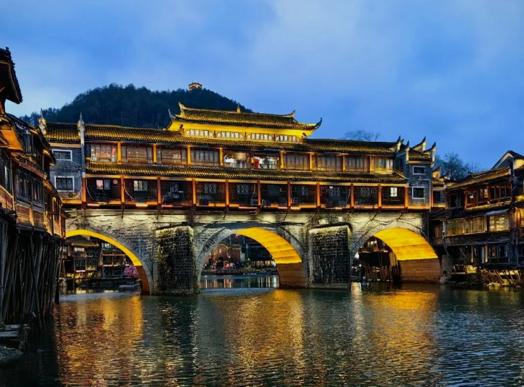 Cầu Hồng Kiều khi màn đêm buông xuống