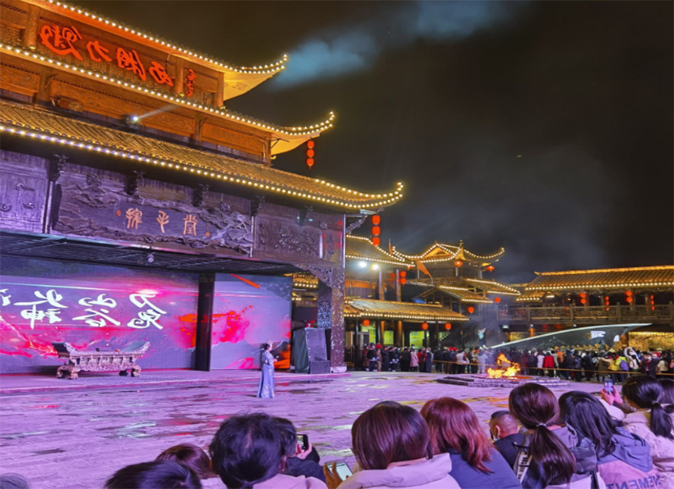Show Rạng Rỡ Tương Tây biểu diễn ngoài trời