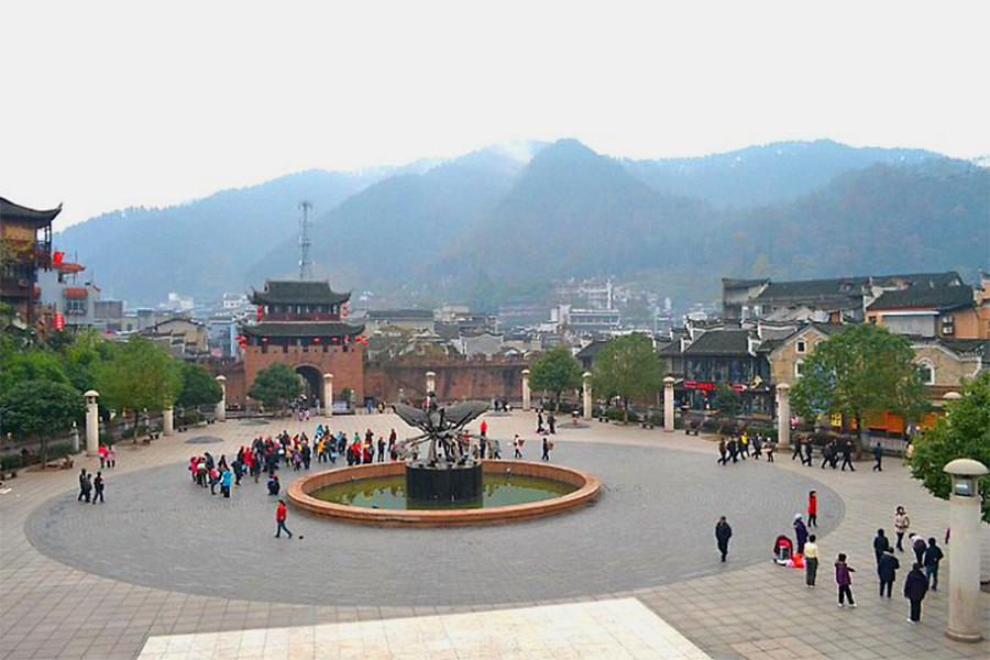 Đài phun nước với tượng chim Phượng Hoàng ở Bắc Môn Cổ Thành