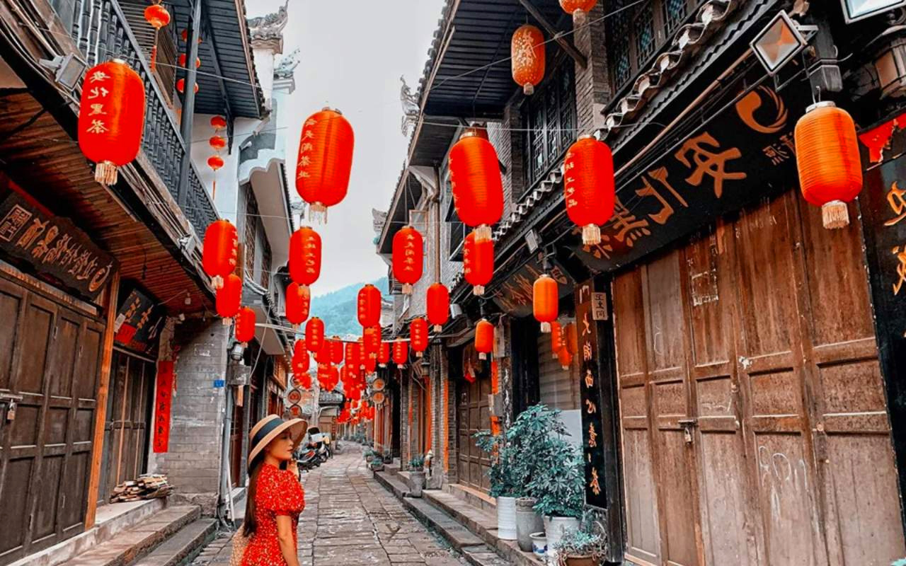 Dạo bước trên các con phố ở Phượng Hoàng Cổ Trấn