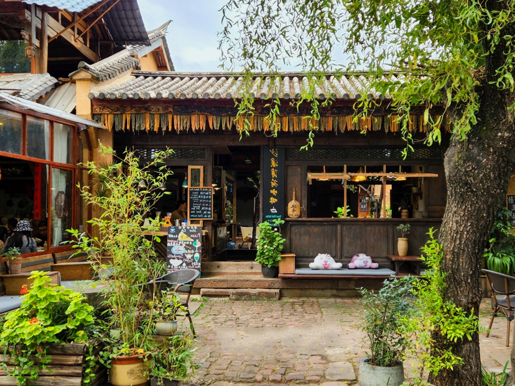 Các quán cafe và ẩm thực ven đường