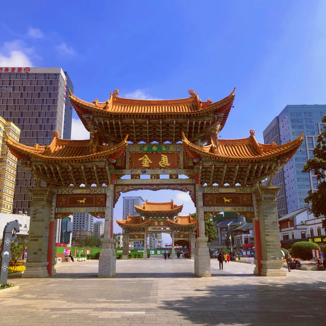 Cổng vòm bằng gỗ chạm khắc tinh xảo