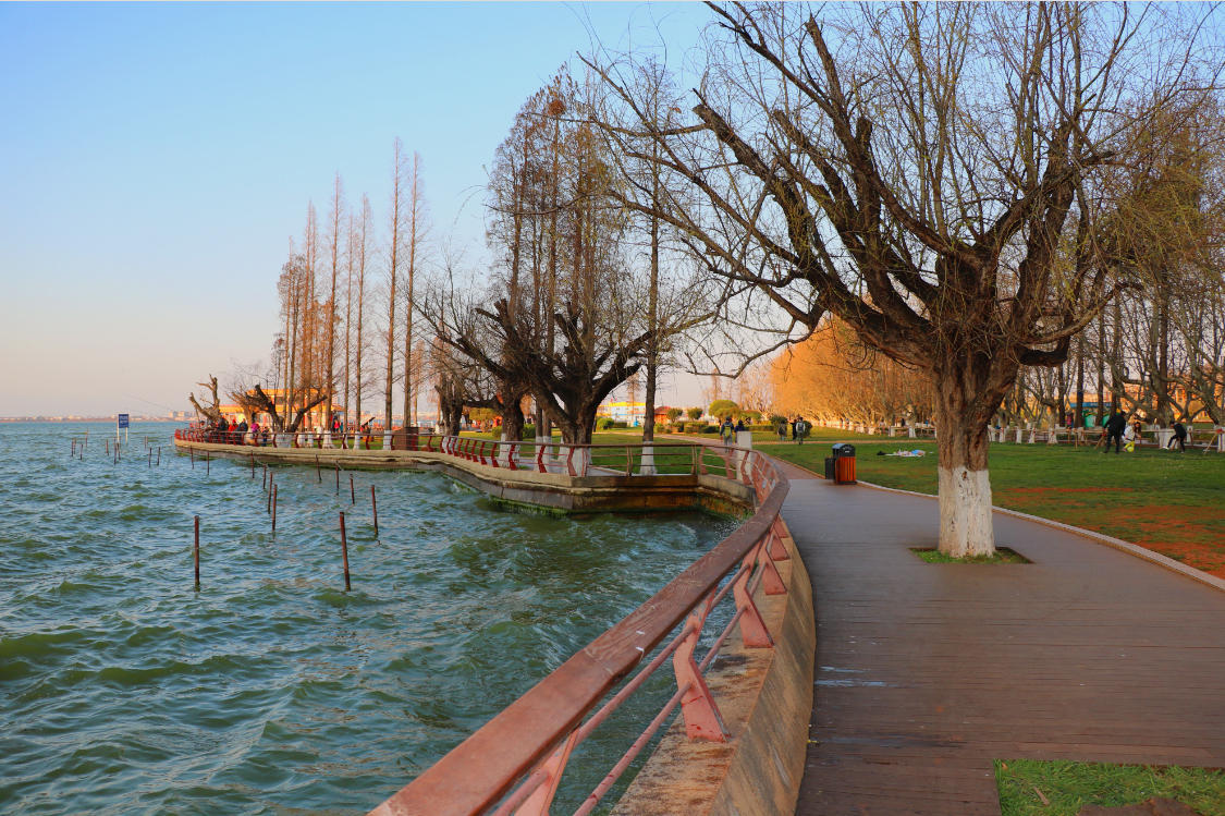 Dạo bộ thư giãn quanh hồ Côn Minh