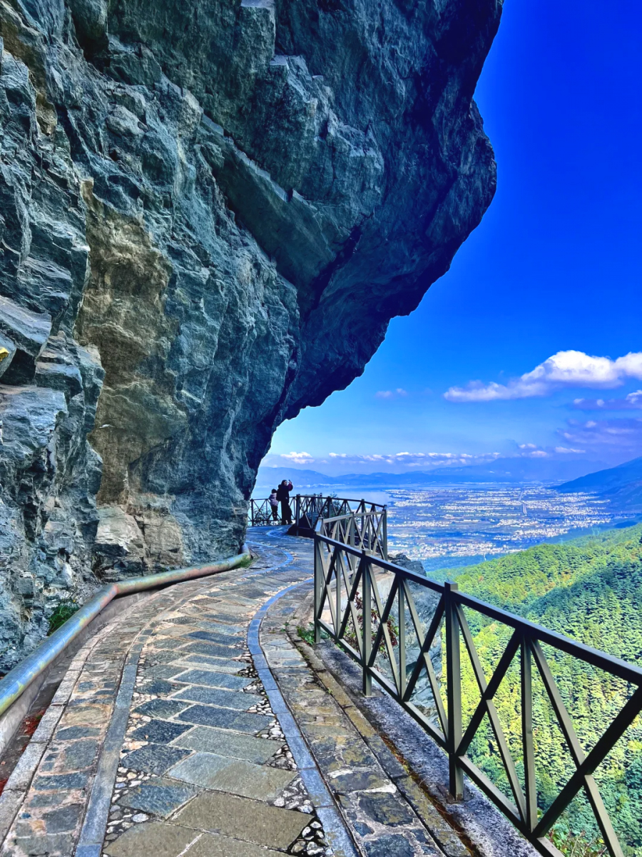 Đường Vân Đới.