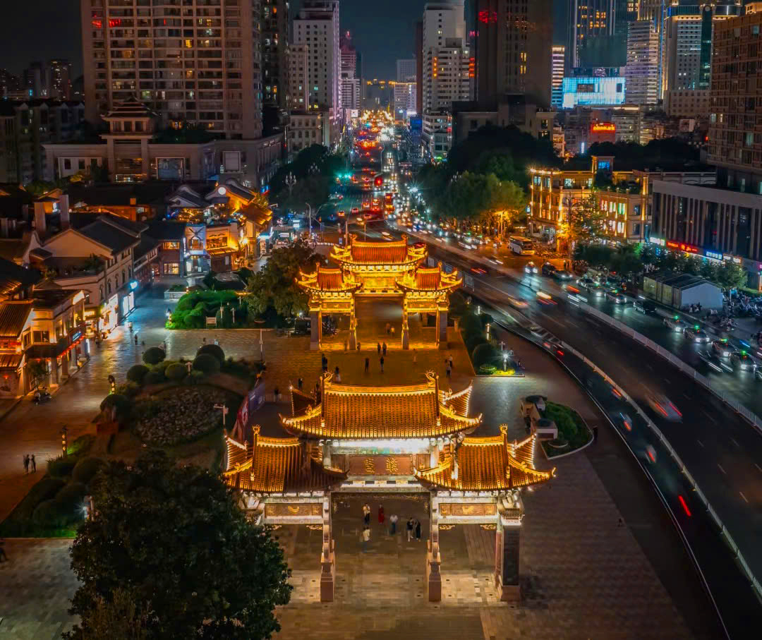 Hai cổng vòm mang tính biểu tượng