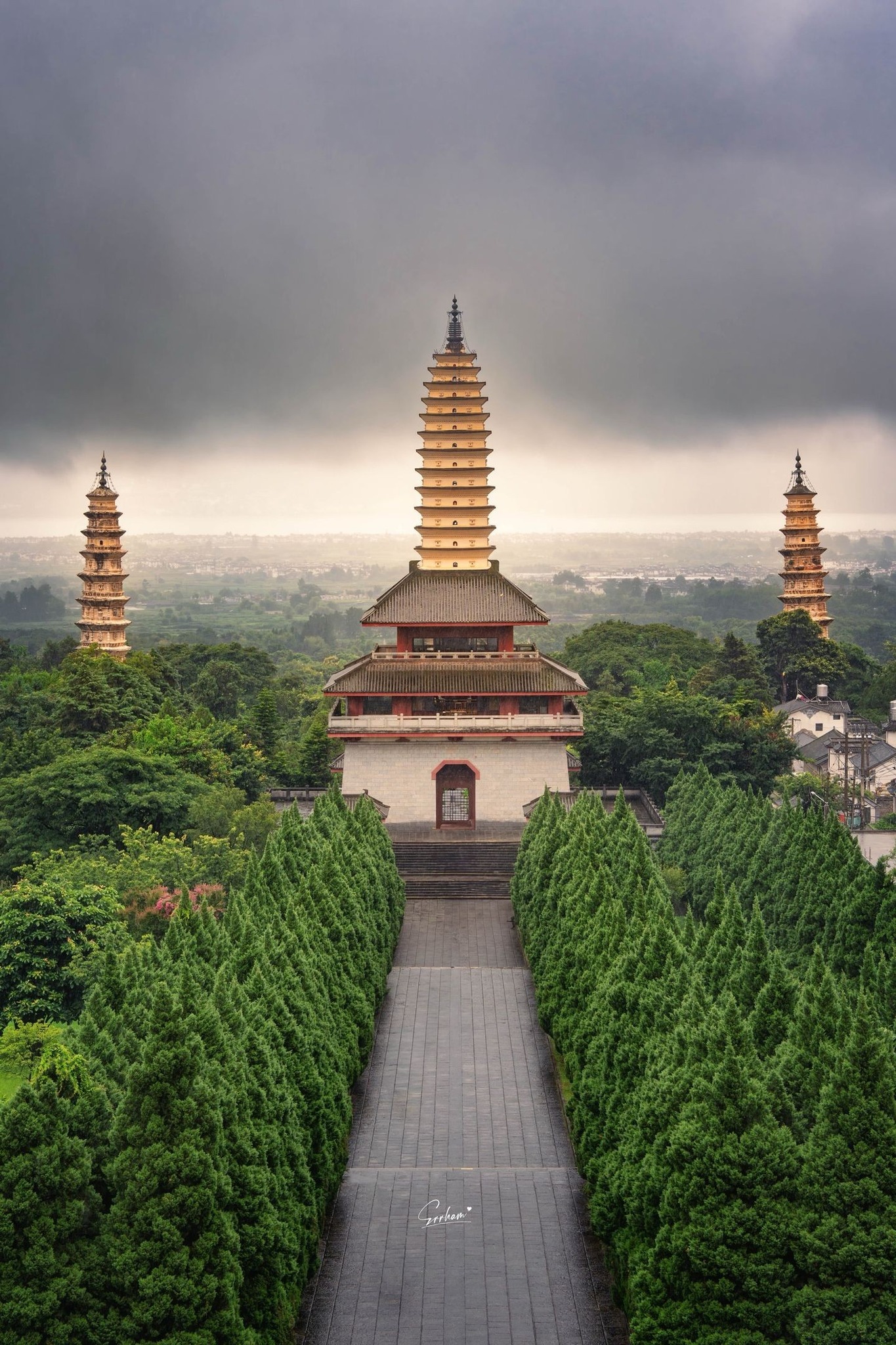 Thưởng ngoạn khuôn viên chùa Sùng Thánh