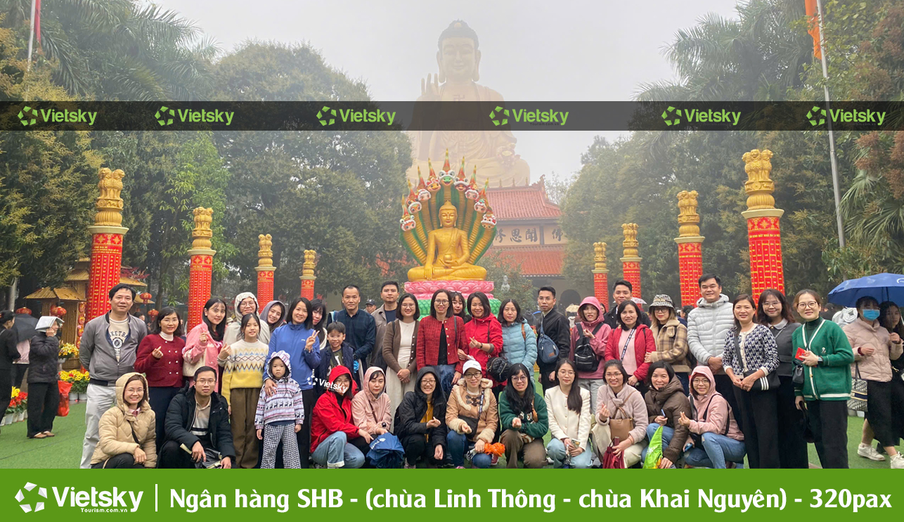 Khách tour chùa chiền du xuân