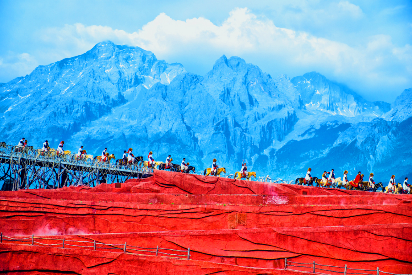 Đoàn lữ hành trên con đường Trà Mã Cổ