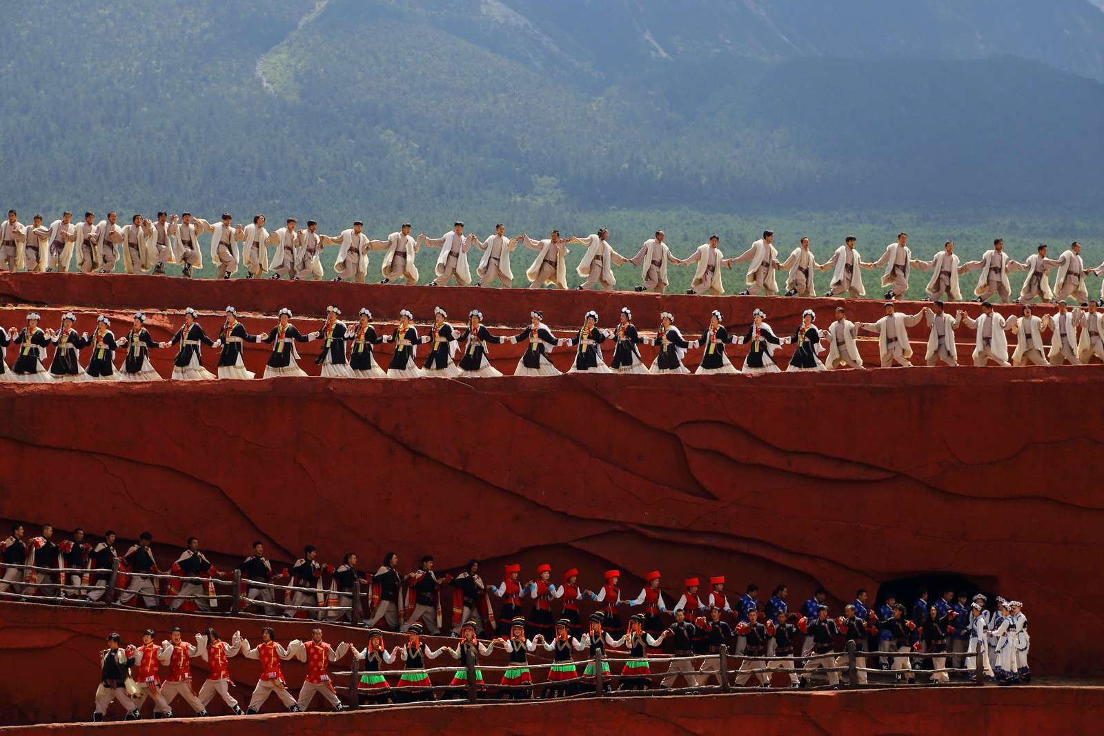 Quy tụ hơn 500 diễn viên bản địa