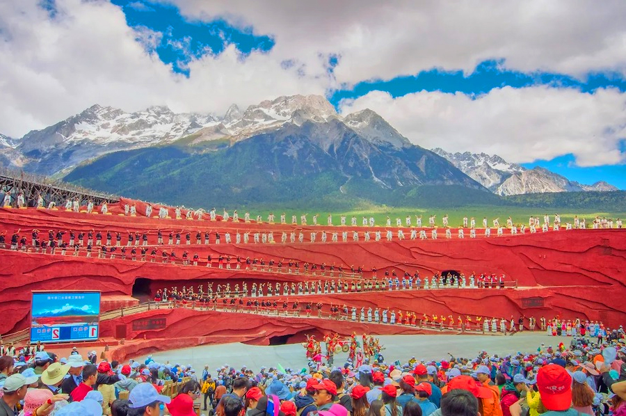 Sân khấu với background Ngọc Long Tuyết Sơn độc nhất vô nhị