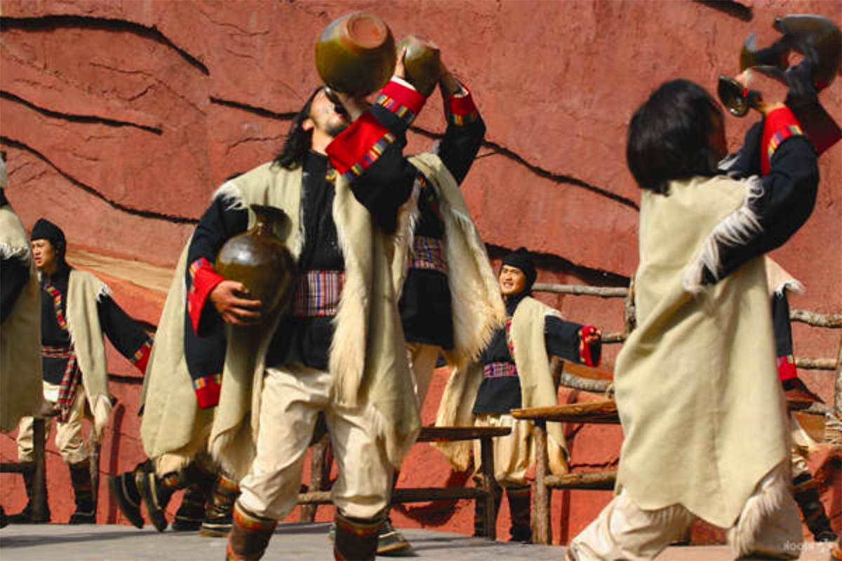 Uống rượu bên núi tuyết