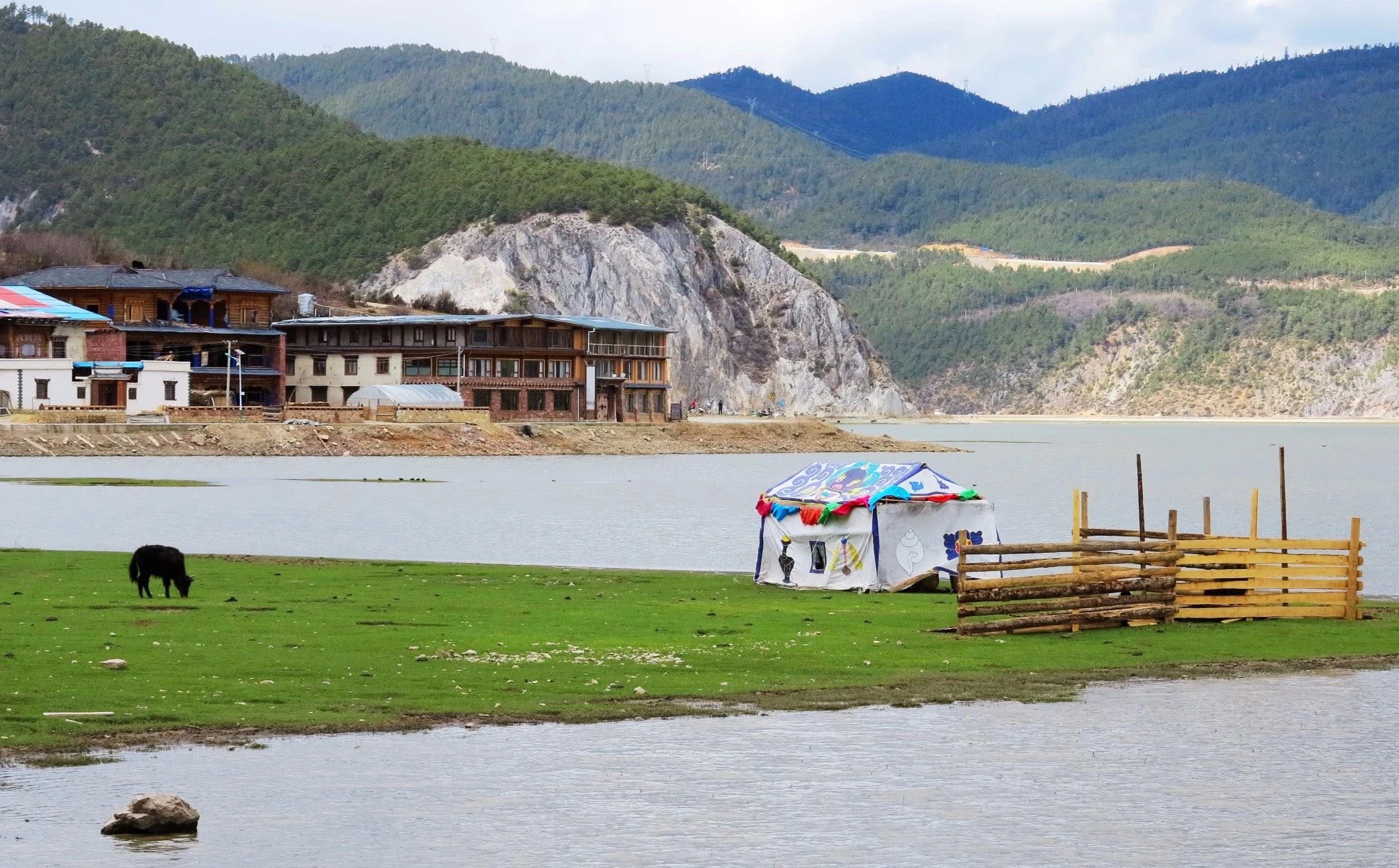 Ghé thăm những ngôi làng xung quanh hồ